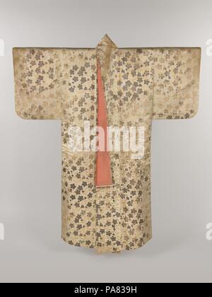 Noh Kostüm (Surihaku) mit chinesischen Glockenblumen. Kultur: Japan. Abmessungen: Insgesamt: 68 1/4 x 57 1/4 in. (173.4 x 145.4 cm). Datum: 18. Blüte in der Mitte des achten Mondmonats, die Chinesische Glockenblume (kikyo), mit seinen sternförmigen Blüten, gefeiert wird als eines der sieben Herbst Gräser. Die Ausführung der einfachen Blumenmotiv auf diesem Gewand erinnert an Hintergrund Designs in Gold und Silber auf Gedicht Karten und handscrolls von Künstlern des Rinpa Schule gemalt, beginnend mit tawaraya Sotatsu (d. Ca. 1640). Surihaku Roben sind mit Mustern aus Gold oder Silber le eingerichtet Stockfoto