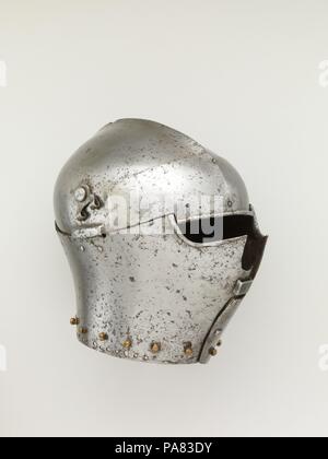 Armet. Kultur: Italienisch. Abmessungen: H.10 in. (25,4 cm); W. 8. (20,3 cm); D.10 15/16 in. (27,8 cm); Wt. 9 lb. 7 oz. (4288 g). Datum: Ca. 1430-40. In Italien von 1410 bis 1510, die armet war der Standard Helm für die Kavallerie. Diese seltene frühes Beispiel hat Flansche die Scharniere des cheekpieces zu schützen und eine Heftklammer auf der Front, wo ein Visor gesichert war. Museum: Metropolitan Museum of Art, New York, USA. Stockfoto