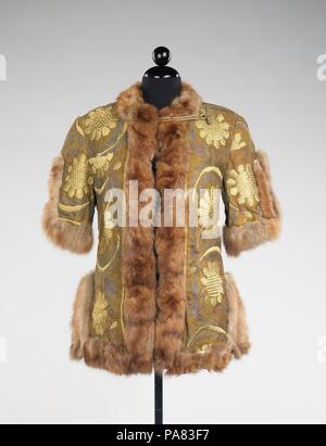 Jacke. Kultur: Wahrscheinlich Russisch. Datum: 1840-80. Obwohl dies eindeutig aus einem ursprünglichen Gewand neu gemacht worden, es behält seine opulente Präsenz. Die Verarbeitung erforderlich, um den Stoff, komplett in Maschine gearbeitet - tambour Nähen zu schaffen, ist bemerkenswert. Die Subtilität des Farbtöne im tambour, dramatisch kontrastieren mit der vergoldeten Applikationen fügt Visual Interesse. Museum: Metropolitan Museum of Art, New York, USA. Stockfoto