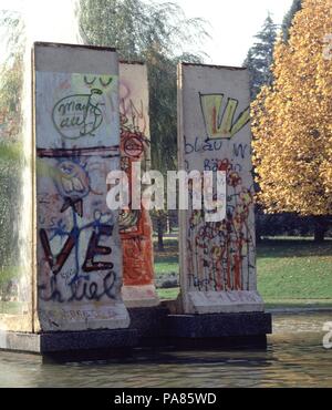 FUENTE Y RESTOS DEL MURO DE BERLIN CON PINTADAS -. Ort: Parque de Berlin, Madrid, Spanien. Stockfoto