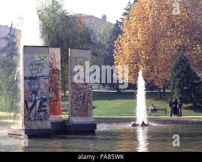 FUENTE CON RESTOS DEL MURO DE BERLIN, CON COMUNICACIÓN AL FONDO. Ort: Parque de Berlin, Madrid, Spanien. Stockfoto