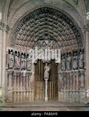 PORTICO DE LA CARIDAD - COMUINICA EL INTERIOR DEL TEMPLO Y LA SACRISTIA - ESCULTURA POLICROMADA-S XIII. Lage: COLEGIATA DE SANTA MARIA LA MAYOR, TORO, Zamora, Spanien. Stockfoto