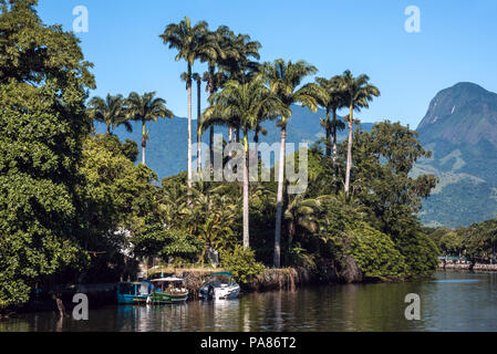 Paraty, Brasilien - 28. Februar 2017: Eine Ikone Blick auf den Kanal und die kolonialen Häuser der historischen Stadt Paraty, Rio de Janeiro, Brasilien Stockfoto