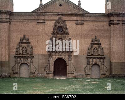 FACHADA BARROCA DE LA IGLESIA DEL MONASTERIO ALTO DE SAN JUAN DE LA PEÑA - 1693-1714. Autor: ONOFRE ESCOL PEDRO. Lage: MONASTERIO DE SAN JUAN DE LA PEÑA, BOTAYA, HUESCA, SPANIEN. Stockfoto