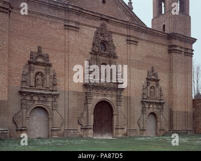 FACHADA BARROCA DE LA IGLESIA DEL MONASTERIO ALTO DE SAN JUAN DE LA PEÑA - 1693-1714. Autor: ONOFRE ESCOL PEDRO. Lage: MONASTERIO DE SAN JUAN DE LA PEÑA, BOTAYA, HUESCA, SPANIEN. Stockfoto