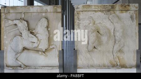 Metopen des Parthenon auf der Akropolis von Athen. Klassischen Stil. 5. Jahrhundert v. Chr.. Steintafeln mit hohem Relief Bilder geformt. Metopen 1 und 2 West Zone. Kampf gegen die Amazonen. Meister der Werke, Phidias. Pentelic Marmor. Akropolis Museum. Athen, Griechenland. Stockfoto