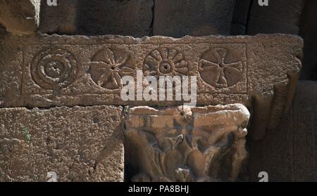 Plastische Relief der Fassade des Klosters Sant Pau del Camp, 9. bis 12. Jahrhundert, Barcelona, Barcelona, Katalonien, Spanien. Stockfoto