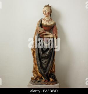 Die heilige Barbara. Kultur: Deutsch. Abmessungen: 50 cm × 17 × 13 cm, 63 lb. (127,6 × 43,2 × 33,7 cm, 28576.613 g). Datum: Ca. 1490. Dieses gut erhaltene Abbildung der Heiligen Barbara kam aus dem zentralen Heiligtum der hohen Altarbild der Kirche des Hl. Mauritius im Osten der Rhein, im Süden von Straßburg. Das zentrale Heiligtum war vor dem frühen siebzehnten Jahrhundert zerlegt, und die Skulpturen wurden dem Beinhaus in Kippenheim versandt. Die jetzt verteilten Zahlen und die bemalten Flügel überlebt haben, so dass für die Rekonstruktion der Altarbild. Zu Ehren der Jungfrau Stockfoto