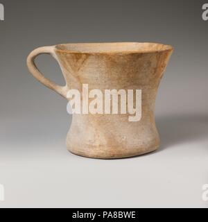 Terrakotta Tankard. Kultur: Minoan. Abmessungen: H. 5 9/16-in. (14,1 cm) Durchmesser 6 5/8 in. (16,8 cm). Datum: Ca. 1400-1200 v. Chr.. One-erledigt, keine Dekoration. Museum: Metropolitan Museum of Art, New York, USA. Stockfoto