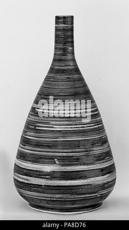 Flasche. Kultur: Japan. Abmessungen: H.17. (43,2 cm); Durchm. 8 3/4 in. (22,2 cm); Durchm. Von Rim 1 1/2 in. (3,8 cm); Durchm. der Fuß 6 5/8 in. (16,8 cm). Datum: 18. Museum: Metropolitan Museum of Art, New York, USA. Stockfoto