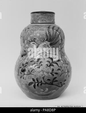Flasche für Süßigkeiten. Artist: Eiraku Hozen (1795-1854). Kultur: Japan. Abmessungen: H. 5 3/4 in. (14,6 cm); Durchm. 4 in. (10,2 cm); Durchm. Von Rim 1 1/4 in. (3,2 cm); Durchm. Von Base 2 1/2 in. (6,4 cm). Datum: 1790. Museum: Metropolitan Museum of Art, New York, USA. Stockfoto