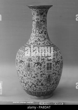 Vase. Kultur: China. Abmessungen: H. 13in. (33 cm). Museum: Metropolitan Museum of Art, New York, USA. Stockfoto