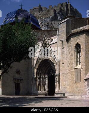 PORTADA DE LAS VIRGENES DE LA IGLESIA DE SANTA MARIA LA MAYOR CON EL CASTILLO DE MORELLA AL FONDO. Lage: IGLESIA DE SANTA MARIA LA MAYOR, MORELLA, Castellón, Spanien. Stockfoto