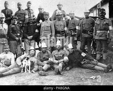 653 Erster Weltkrieg, Tableau, Hund, Männer, Uniform, Armband, Karabiner, Helm, Feuerwehrmann Fortepan 4690 Stockfoto