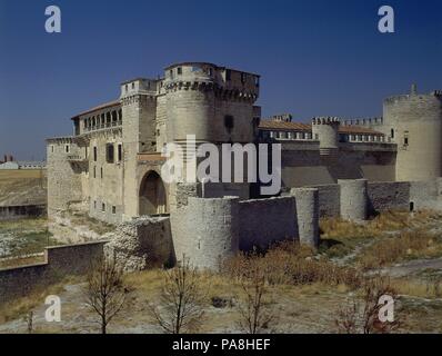 CASTILLO DE LOS DUQUES DE ALBURQUERQUE - CONSTRUIDO EN EL SIGLO XV Y REFORMADO EN EL SIGLO XVI UND XVIII. Lage: CASTILLO DE LOS DUQUES DE ALBURQUERQUE, CUÉLLAR, Segovia, Spanien. Stockfoto