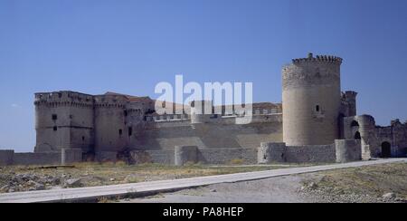 CASTILLO DE LOS DUQUES DE ALBURQUERQUE - CONSTRUIDO EN EL SIGLO XV Y REFORMADO EN EL SIGLO XVI UND XVIII. Lage: CASTILLO DE LOS DUQUES DE ALBURQUERQUE, CUÉLLAR, Segovia, Spanien. Stockfoto