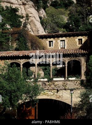 MONASTERIO FUNDADO EN EL SIGLO XI-RESTAURADO EN EL SIGLO XVI/XX - ABADIA BENEDICTINA - PASADIZO DE COMUNICACION CON EL HOTEL. Lage: MONASTERIO DE MONTSERRAT, Montserrat, SPANIEN. Stockfoto