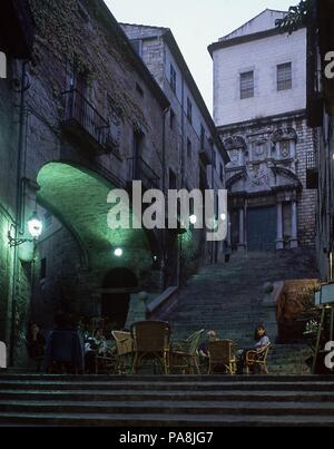 ESCALINATA DE ACCESO A LA IGLESIA JUNTO AL PALACIO AGULLANA. Lage: Iglesia de San Martin, Gerona, Spanien. Stockfoto