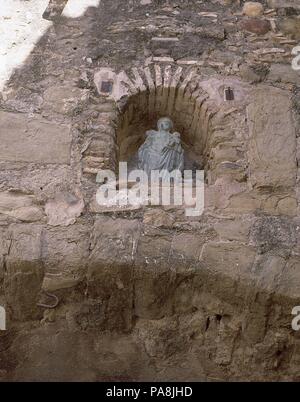 HORNACINA CON LA IMAGEN DE LA VIRGEN EN UN PASADIZO ABOVEDADO DE UNA Calle del Barrio Antiguo. Lage: aussen, VERGES, SPANIEN. Stockfoto