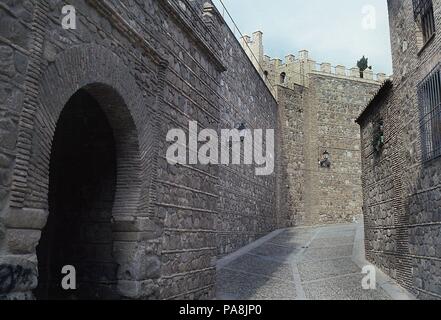 PARTE INFERIOR VISTA DESDE FUERA DE LA PUERTA DE BISAGRA ANTIGUA - SIGLO X Ort: Außen, Toledo, Spanien. Stockfoto