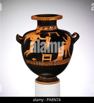 Terrakotta hydria (jar). Kultur: Griechisch, Dachboden. Abmessungen: H. 9 5/16 in. (23,6 cm). Datum: Ca. 430-420 v. Chr.. Eros und die Frau die Szene zeigt eine Frau sitzt mit einer Schatulle und Pet Bird, damit vermutlich auch in der heimischen Viertel ihres Hauses. Eros schwebt vor, sie halten ein Kleidungsstück, wahrscheinlich für Ihre bevorstehende Ehe. Museum: Metropolitan Museum of Art, New York, USA. Stockfoto