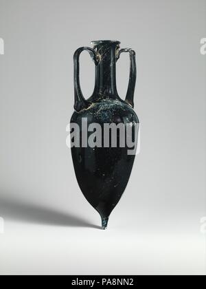 Glas zwei- Flasche (AMPHORA). Kultur: Roman. Abmessungen: H: 12 cm. (30,8 cm) Durchmesser (Durchmesser w/Kreuzgriffe): 4 3/8 in. (11,1 cm) Durchmesser: 4 1/2 x 1 15/16 in. (11,4 x 5 cm). Datum: 1. Halbjahr 1. Jh. N.CHR.. Transparent Lila, mit der gleichen Farbe Griffe. Auch rim, gefaltet, und ab in den Mund; zylindrische Hals, Abfackeln, die an der Basis schräge Schulter; längliche piriform Körper, spitz zulaufend, auf Sockel mit abgerundeten Enden; zwei Riemen Griffe mit senkrechten Rippen an Schulter, senkrecht nach oben gezogen, nach innen gekehrt, einer in einer Kurve, die in einem rechten Winkel, und Stockfoto