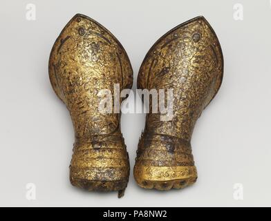 Paar Handschuhe. Kultur: Französisch. Abmessungen: L. jedes 12. (30,5 cm); W. von je 8 in. (20,3 cm). Datum: Ca. 1600. Die Schlacht Szenen zeigen Soldaten tragen moderne Rüstung und gehören Banner mit dem Wappen von Frankreich. Diese Stulpen sind ein Teil einer geprägt und vergoldeten Parade Rüstung, die einmal in Strawberry Hill, die zu den ersten Gothic Revival Häuser in Europa war im Besitz der englischen Sammler Horace Walpole (1717-1797). Museum: Metropolitan Museum of Art, New York, USA. Stockfoto