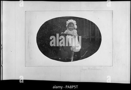 141 Joyce Matthews als kleines Mädchen auf einem Schaukelpferd, ca. 1910 ATLIB 337394 Stockfoto