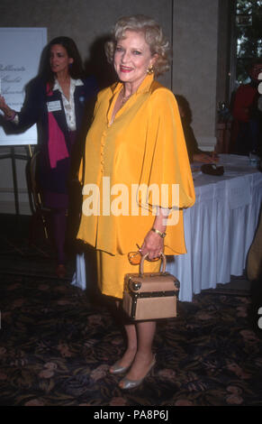 UNIVERSAL CITY, CA - 27. März: Schauspielerin Betty White besucht die 29. jährliche Publizisten Gilde von Amerika Mittagessen am 27. März 1992 bei Universal Sheraton Hotel in Universal City, Kalifornien. Foto von Barry King/Alamy Stock Foto Stockfoto