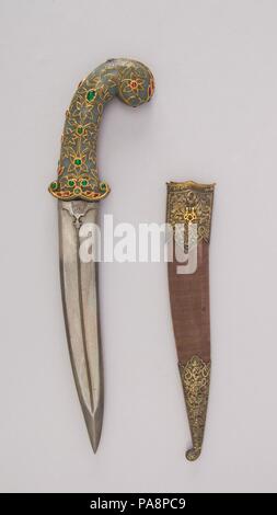 Dolch (khanjar) mit Scheide. Kultur: hilt, Indische, Mughal; Ummantelung, Indische, Kutch. Abmessungen: H. mit Scheide 15 1/4 in. (38,7 cm); H. ohne Scheide 15 cm. (38,4 cm); H. von Blade 9 3/4 in. (24,8 cm); W. 3. (7,6 cm); D.1 1/8 in. (2,9 cm); Wt. 1 lb. 2.9 oz. (535.8 g); Gew. der Ummantelung 2.9 oz. (82,2 g). Datum: 18. bis 19. Jahrhundert. Museum: Metropolitan Museum of Art, New York, USA. Stockfoto