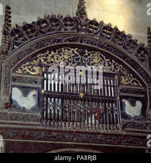 GALLINERO HORNACINA DE PIEDRA LABRADA EN EL BRAZO DERECHO DEL CRUCERO - unsere Niederlassung del Milagro del PEREGRINO - ULTIMO GOTICO. Lage: Catedral, Santo Domingo de la Calzada, La Rioja, Spanien. Stockfoto