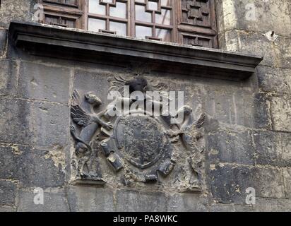 ESCUDO EN EL ANTIGUO PALACIO DEL CARDENAL RAM CONSTRUIDO EN EL SIGLO XV RECONVERTIDO EN HOTEL. Lage: Palacio del Rey Don Jaime, MORELLA, Castellón, Spanien. Stockfoto