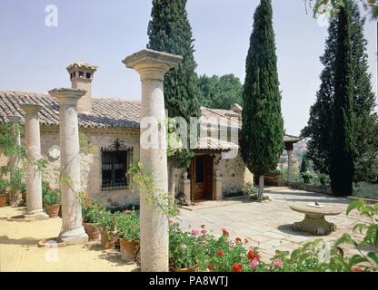 COLUMNAS Y CIPRESES EN LA FACHADA PRINCIPAL DEL CIGARRAL DE MARAÑON. Lage: CIGARRAL DE MARAÑON, Toledo, Spanien. Stockfoto