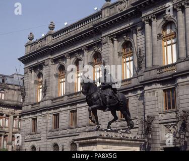 ESCULTURA EN BRONCE DE Carlos IV. von Bourbon (1748-1819) REY DE ESPAÑA Y DE LAS INDIAS - 1803 - ESTATUA ECUESTRE SITUADA EN LA PLAZA MANUEL TOLSA. Autor: Manuel Tolsá (1757-1816). Ort: Außen, Mexiko-stadt, CIUDAD DE MEXICO. Stockfoto