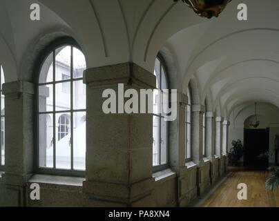 CLAUSTRO - VISTA DE UNA GALERIA CUBIERTA. Lage: CONVENTO DE SANTA TERESA, Avila, Spanien. Stockfoto