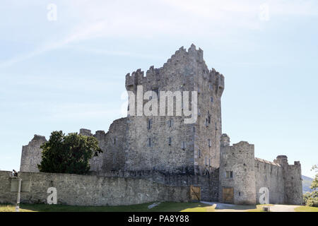 Ross Castle ist ein aus dem 15. Jahrhundert und das Tower House und am Rande des Lough Leane halten, im Nationalpark Killarney, County Kerry, Irland. Stockfoto