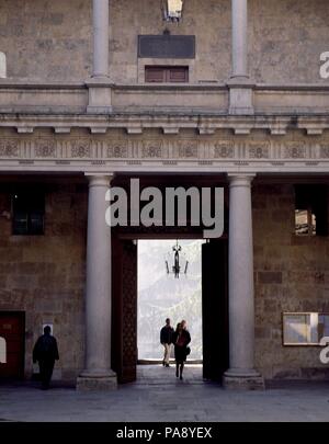 CLAUSTRO - PUERTA DE ACCESO AL TERRASSE DESDE EL NACH AUSSEN. Lage: COLEGIO DE ANAYA/PALACIO DE ANAYA, Salamanca, Spanien. Stockfoto