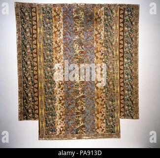 Steppdecke, Streifen Muster. Kultur: American. Abmessungen: 102 cm x 89 cm. (259,7 x 226,7 cm). Datum: Ca. 1825. Top in diesem Quilt besteht aus dreizehn langen Streifen von sechs verschiedenen englischen Block- und Walze - Bedruckte Stoffe zusammen in eine symmetrische Anordnung vom Zentrum Streifen genäht. Es ist insgesamt in doppelt gesteppte - rautenmuster mit Ausnahme der Doppel swag Quilten in der Grenze. Die Ecken waren Aussparungen an der Unterseite, wahrscheinlich nach dem Stück wurde abgeschlossen. Das Hacken ist eine Grob gewebt aus weißer Baumwolle, und die schlagen ist der kardierte Baumwolle. Museum: Metropolitan Museum of Art, New York, Stockfoto