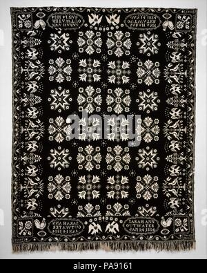 Bettdecke. Kultur: American. Abmessungen: 98 3/8 x 75 in. (249.9 x 190.5 cm). Schöpfer: David Daniel Haring (1800-1889). Datum: 1834. Dieses dunkelblaue Wolle und ungefärbte Baumwolle double Tuch Bettdecke ist in zwei Panels gewebte und Naht in der Mitte. Blumen-und-Motive in der Regel in Haring's Arbeit fanden die zentralen Feld dekorieren. Die linken und rechten Grenzen haben die Bilder der Adler mit ausgebreiteten Flügeln abwechselnd mit Blumenvasen und Paare der Vögel in den Bäumen. Von links nach rechts entlang des oberen und unteren Grenzen links, es ist ein Hahn stehend auf einem Ei, die Inschrift Kartusche, und ein eagl Stockfoto