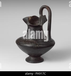 Terrakotta oinochoe (Kanne). Kultur: Etrusker. Abmessungen: H.: 8 11/16 in. (22,1 cm). Datum: 6. Jahrhundert v. Chr.. Die eierfrucht oinochoe, mit 3-flügeligen Mund, ist eine Grundform in beiden Etruskische und Griechische Keramik. Dieses Beispiel, mit seinen virtuosen carination, ist eine Etruskische Variante. Der Hals, die sich an einige Nicosthenic Hals - Amphoren. Museum: Metropolitan Museum of Art, New York, USA. Stockfoto