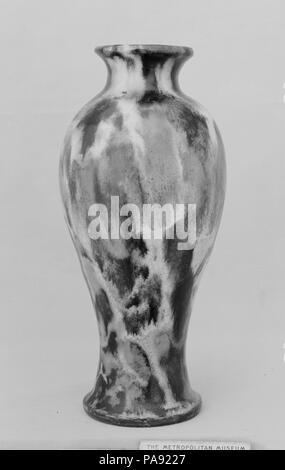 Kleine Vase. Kultur: Japan. Abmessungen: H. 6 1/8 in. (15,6 cm). Datum: 19. Museum: Metropolitan Museum of Art, New York, USA. Stockfoto