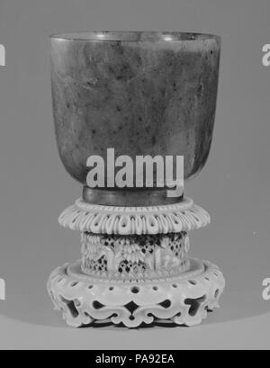 Cup. Kultur: China. Abmessungen: H.2 5/8 in. (6,7 cm); H. (mit Standfuß) 4 1/2 in. (11,4 cm); Durchm. 2 3/4 in. (7 cm). Datum: Ende des 19. Jahrhunderts. Museum: Metropolitan Museum of Art, New York, USA. Stockfoto