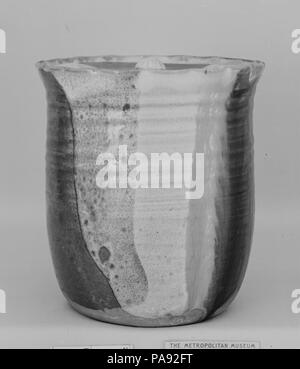 Wasser Topf mit Deckel. Kultur: Japan. Abmessungen: H. 6 7/8 in. (17,5 cm). Datum: 19. Museum: Metropolitan Museum of Art, New York, USA. Stockfoto