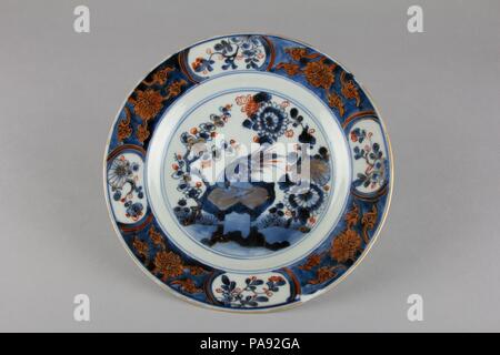 Platte. Kultur: China. Abmessungen: H.1 1/4 in. (3,2 cm); Durchm. 8 5/8 in. (21,9 cm). Datum: 18. Museum: Metropolitan Museum of Art, New York, USA. Stockfoto