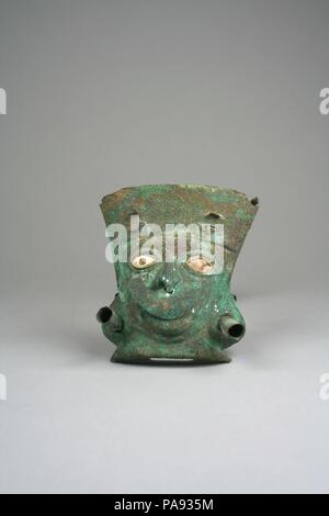 Maske Ornament. Kultur: Moche (Loma Negra). Abmessungen: H. mit 3 3/4 in. (9,5 cm). Datum: 390-450. Museum: Metropolitan Museum of Art, New York, USA. Stockfoto