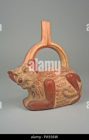 Knurrende Katze Flasche. Kultur: Moche. Abmessungen: H.8 x W. 4 1/8 in. (20,3 x 10,5 cm). Datum: 4. bis 7. Jahrhundert. Museum: Metropolitan Museum of Art, New York, USA. Stockfoto