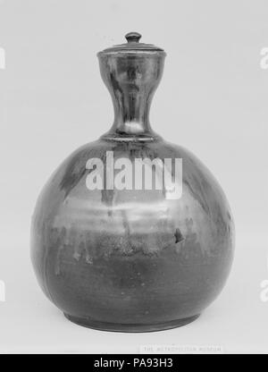 Überdachte Flasche. Kultur: Japan. Abmessungen: H.8. (20,3 cm). Datum: 18. Museum: Metropolitan Museum of Art, New York, USA. Stockfoto