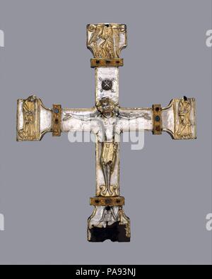 Vortragekreuz. Kultur: Spanisch. Maße: 23 cm. × 19. × 3 7/16 in. (59,1 × 48,3 × 8,7 cm). Datum: Ca. 1150-75. Dieses Kreuz vermittelt den Luxus innerhalb der Kirchen, dass die christlichen Königreiche im Norden Spaniens im Mittelalter verstreut gefunden. Es stammt aus einem zwölften Jahrhundert Kirche 50 Meilen östlich von Oviedo, einst die Hauptstadt des Königreichs Asturien. Das Kreuz zeigt einen gekrönten, den gekreuzigten Jesus am Kreuz die Arme von der Jungfrau Maria und der hl. Johannes flankiert. Ein Engel erscheint an der Spitze, wie Adam von seinem Grab an der Unterseite steigt. Ein Bergkristall über Jesu Kopf deckt ein Hohlraum, Stockfoto