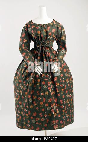 Kleid. Kultur: Französisch. Datum: Ca. 1799. Mit der Öffnung der Märkte im Osten, Indischer Baumwolldrucke ihren Weg in Frankreich gefunden. Zuerst waren sie sehr teuer, und den französischen Herstellern versucht, sie durch Drucken Designs mit Holzklötzen auf Baumwolle zu kopieren. Die Seide und Wolle Branchen erhob, und zahlreiche Edikte Verbot der Einfuhr oder der Herstellung von bedruckten Textilien ausgestellt. Die edikte wurden allgemein ignoriert und von 1759 alle Beschränkungen entfernt wurde. Fabriken für die Herstellung von baumwolldrucke in Nantes, Rouen, Lyon, aber die meisten berühmten Zentrum war an J Stockfoto