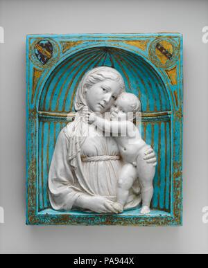 Jungfrau mit dem Kind in einer Nische. Künstler: Luca della Robbia (Italienisch, 1399/1400-1482 Florenz). Kultur: Italienisch in Florenz. Abmessungen: Insgesamt (bestätigt): 18 5/8 x 15 1/4 x 3 1/2 in., 29 lb. (47,3 × 38,7 × 8,9 cm, 13,2 kg). Datum: Ca. 1460. Einer der bedeutendsten Bildhauer der frühen Renaissance, Luca della Robbia erstellt berühmte Werke in Marmor, wie die cantoria (Gesang Chor) für die orgelempore die Kathedrale von Florenz, und in Bronze, wie zum Beispiel die Türen des Nordens Sakristei der Kirche. Sein Name ist jedoch am ehesten identifiziert - und in der Tat fast gleichbedeutend mit --scul Stockfoto